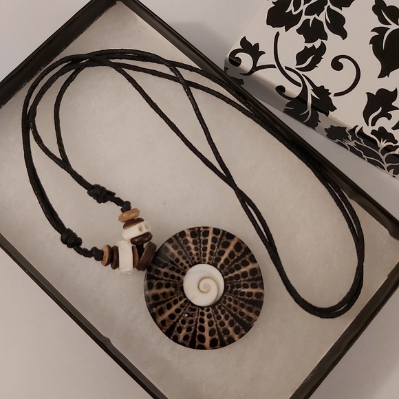 💜3 for 20$: Shell and Wooden Necklace. - Picture 1 of 2